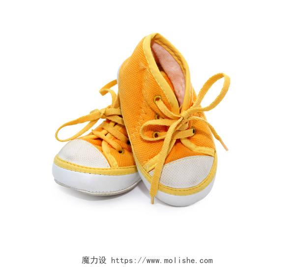 白色背景上好看的黄色婴儿鞋黄色婴儿鞋